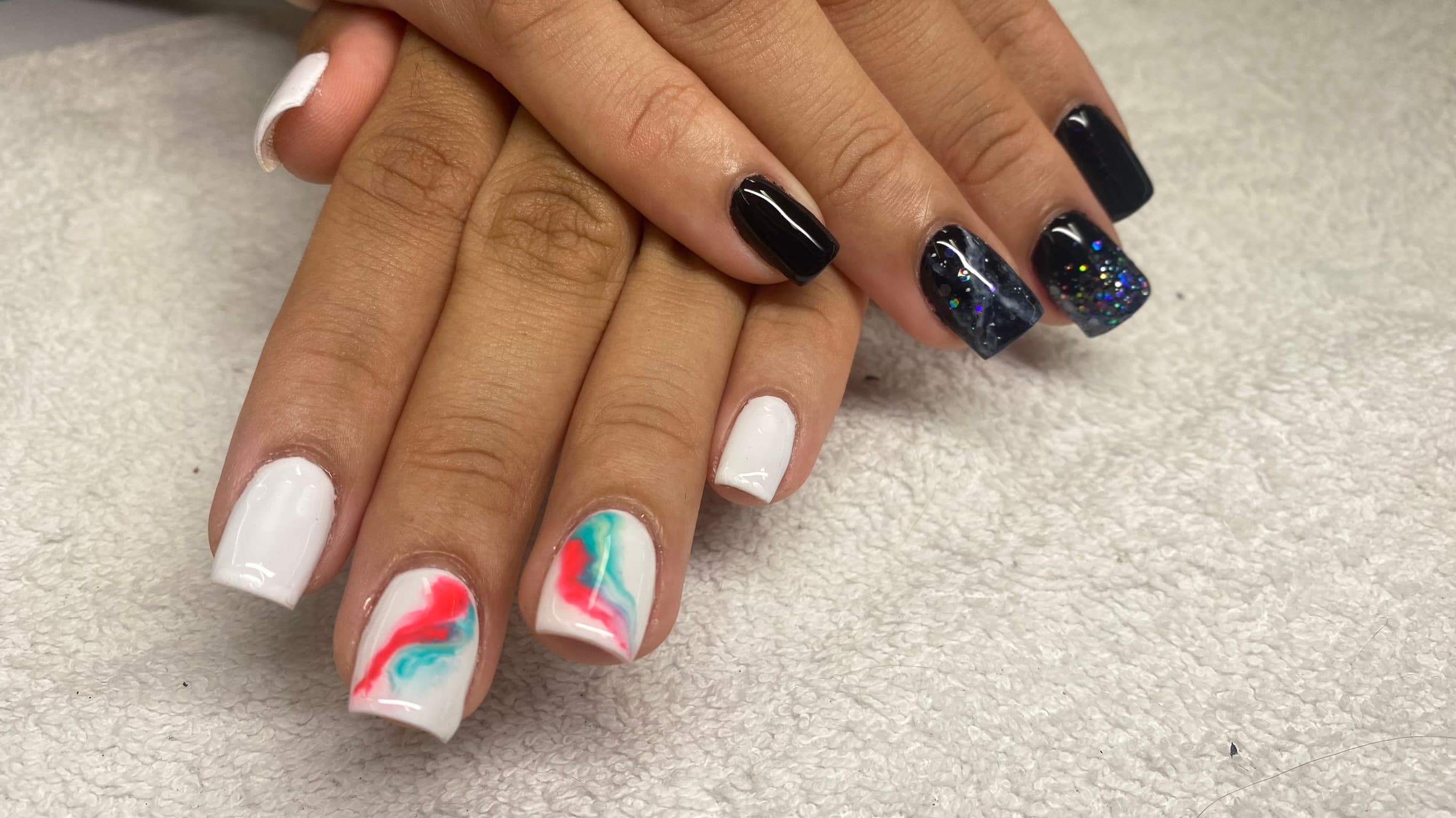 Pastel & onyx — Nail Art