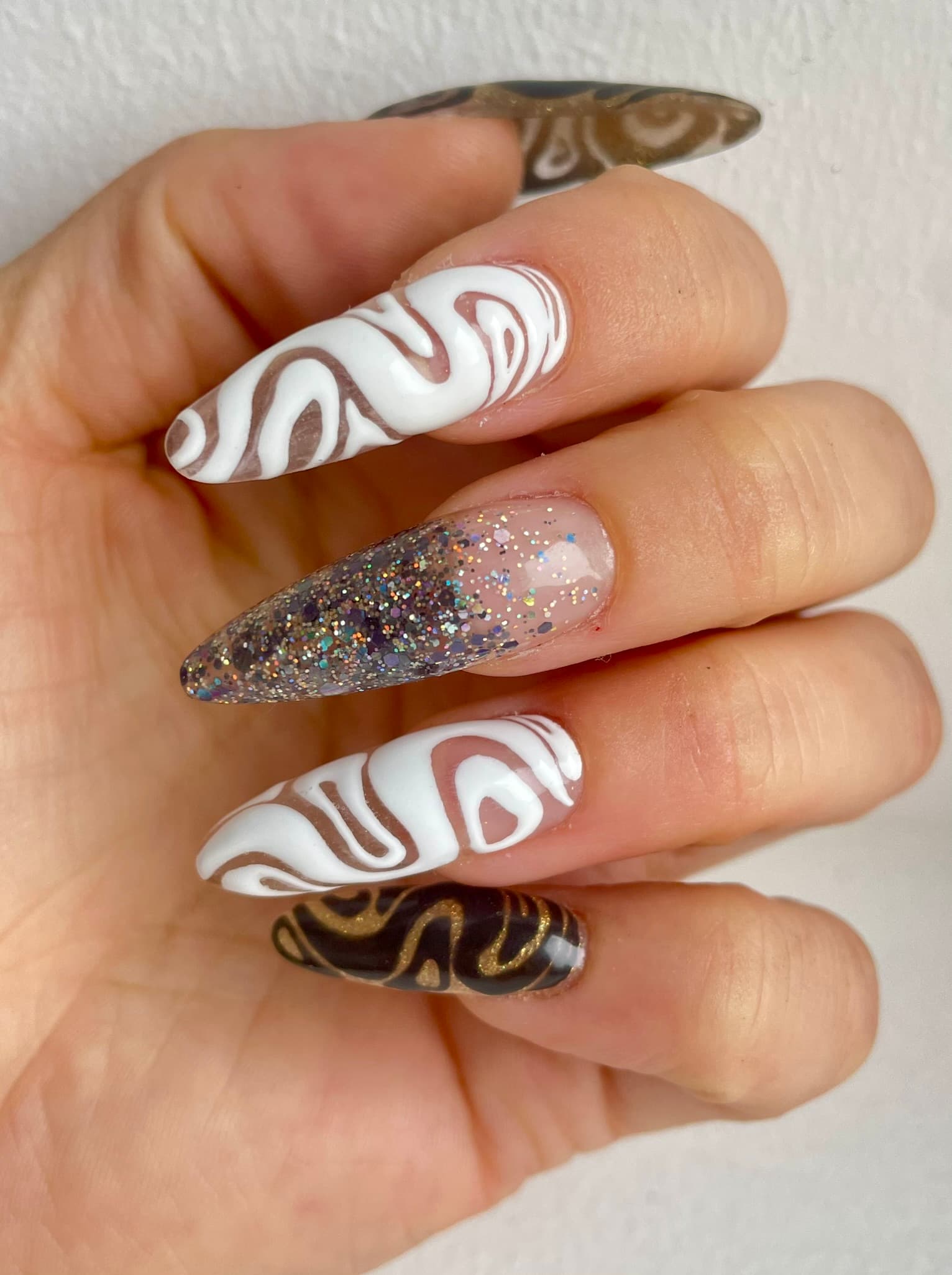 Tourbillons blancs — Nail Art